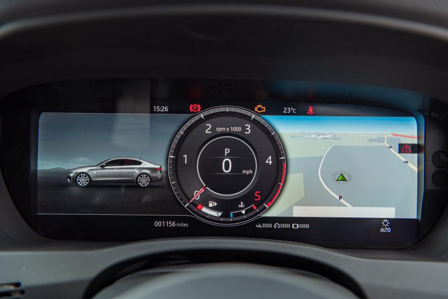 Панель приборов Jaguar XE D180 SE R-Dynamic AWD 2019 года  (UK) (фото 29 из 40)